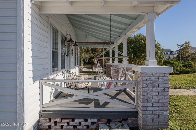 520 W Corbett Avenue, Swansboro, NC 28584