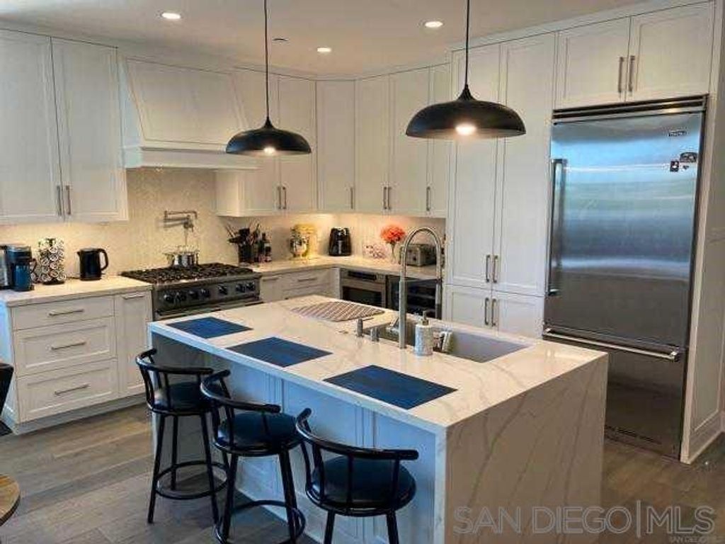 Image 2 of property listing at 434 Orange Avenue 3B, Coronado, CA 92118