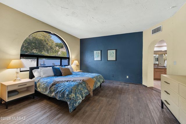 4911 E Oakmont Drive, Tucson, AZ 85718