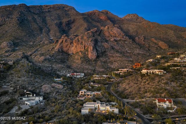 4911 E Oakmont Drive, Tucson, AZ 85718