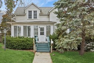 609 1st Street, Libertyville, IL 60048