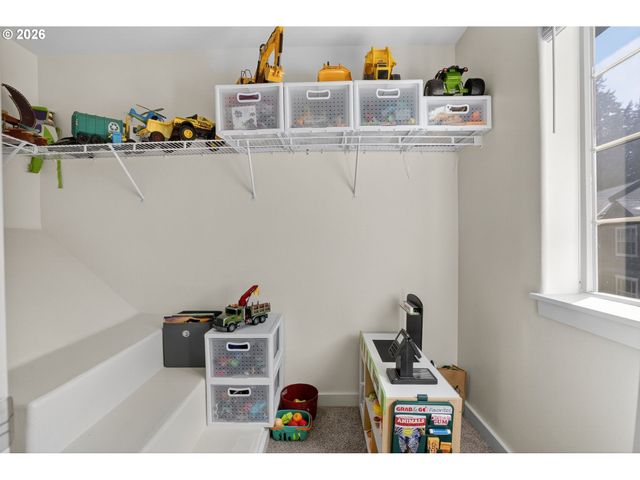 2014 Ne 50TH Way, Hillsboro, OR 97124