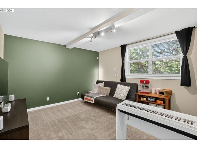 2014 Ne 50TH Way, Hillsboro, OR 97124