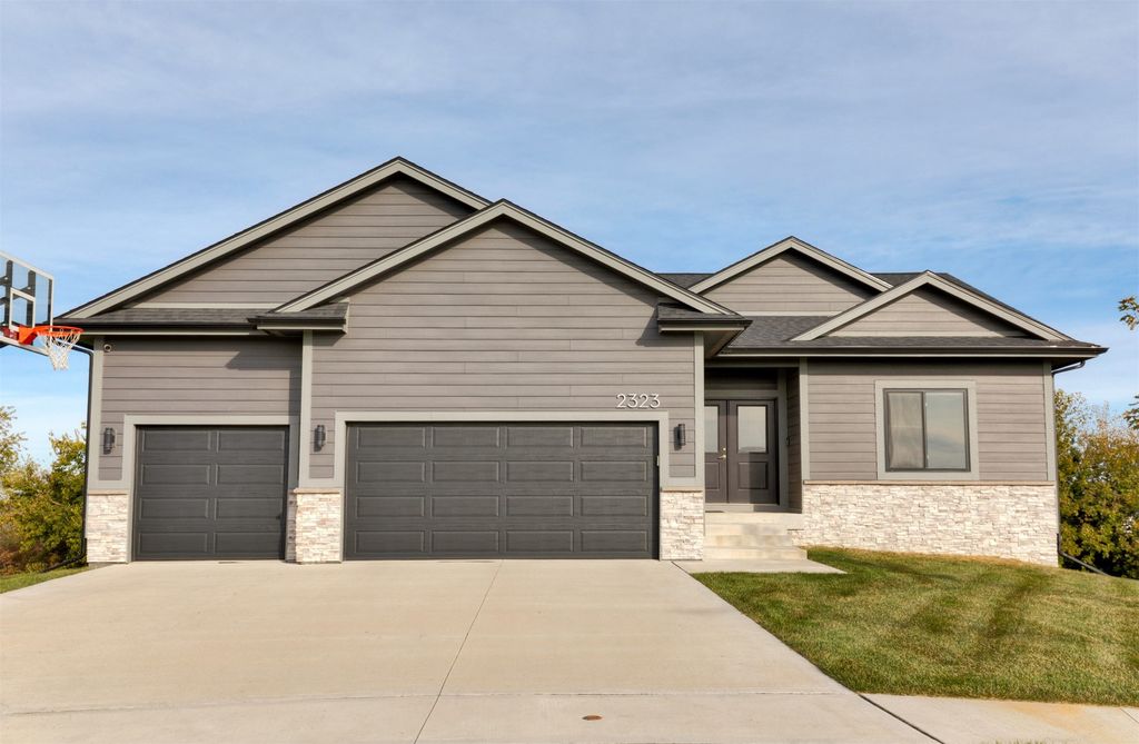 2323 Autumn Blaze Drive, Norwalk, IA 50211