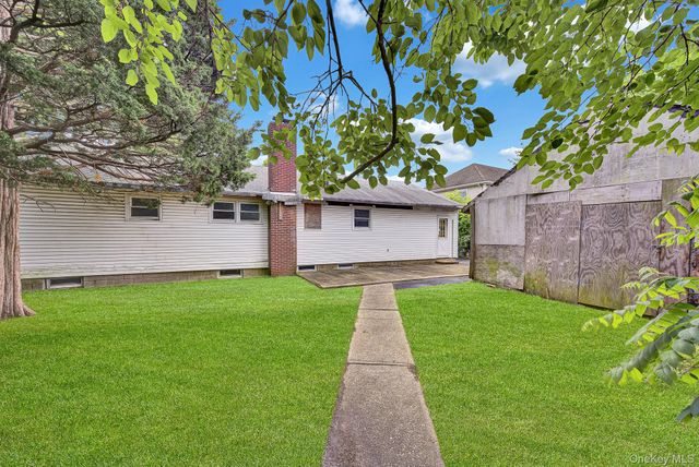 39 3rd Avenue, Westbury, NY 11590