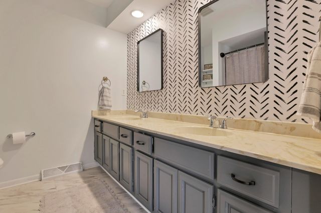 185 Kensington Drive, Delaware, OH 43015