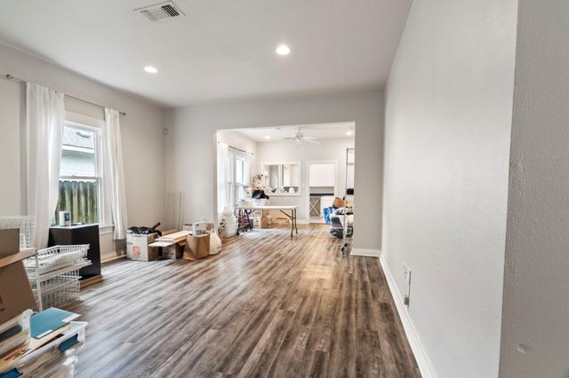 909 Bayland Avenue, Houston, TX 77009