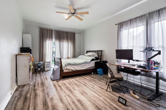 909 Bayland Avenue, Houston, TX 77009