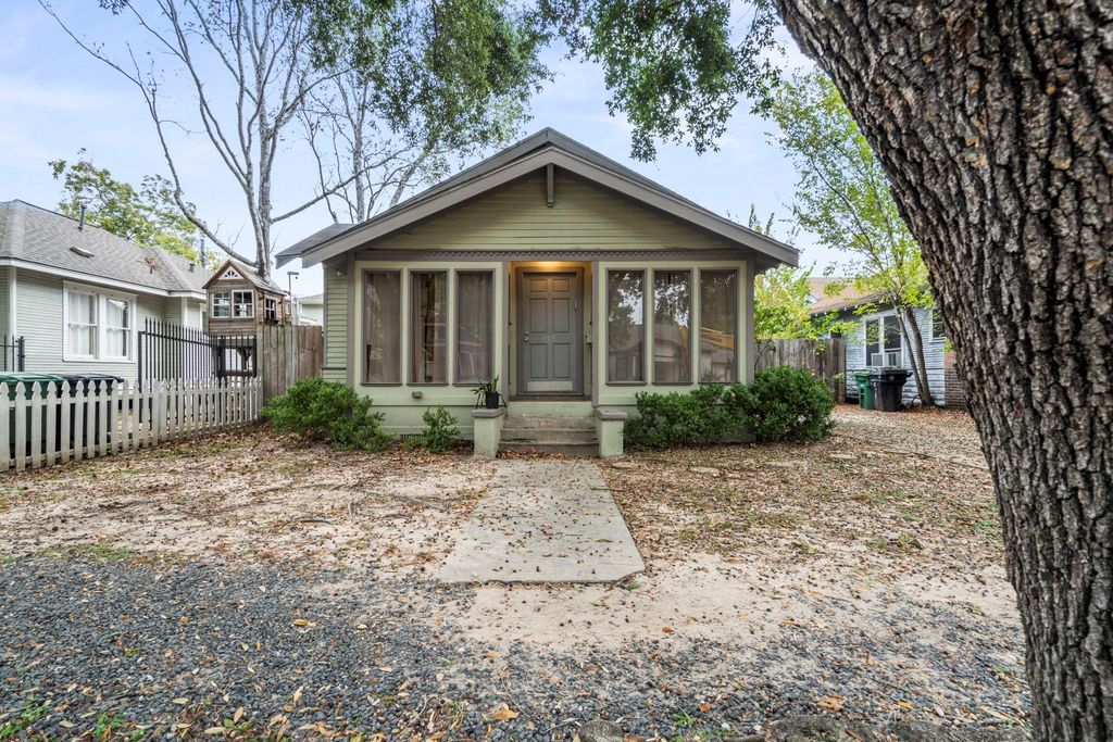 909 Bayland Avenue, Houston, TX 77009