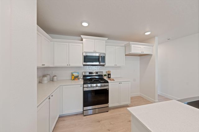 443 NW Monte Vista Avenue 120, Madras, OR 97741