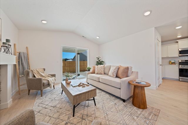 443 NW Monte Vista Avenue 120, Madras, OR 97741