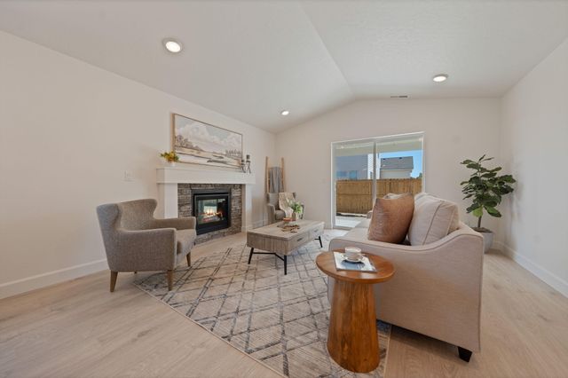 443 NW Monte Vista Avenue 120, Madras, OR 97741