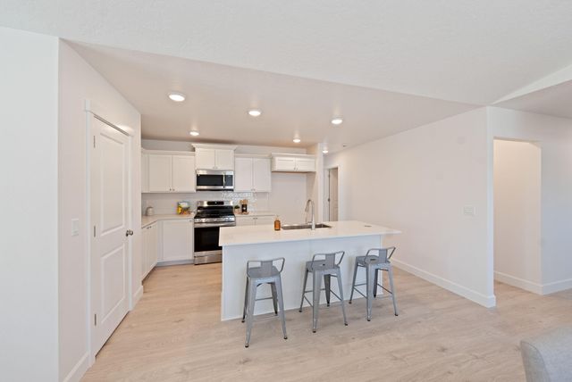 443 NW Monte Vista Avenue 120, Madras, OR 97741