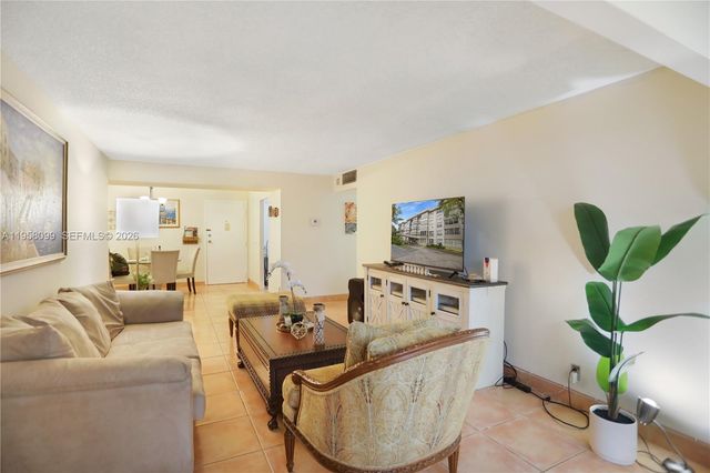 6600 Cypress Rd 105, Plantation, FL 33317