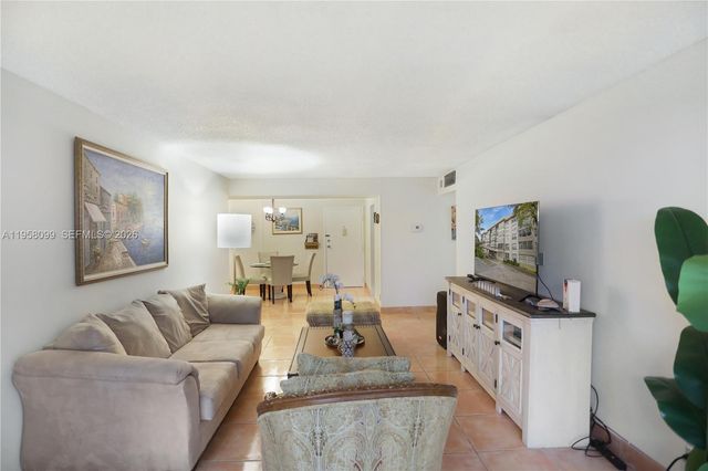 6600 Cypress Rd 105, Plantation, FL 33317