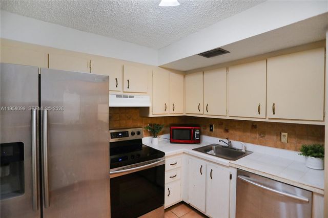 6600 Cypress Rd 105, Plantation, FL 33317