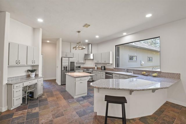 5 Oak Crest Circle, Magnolia, TX 77354