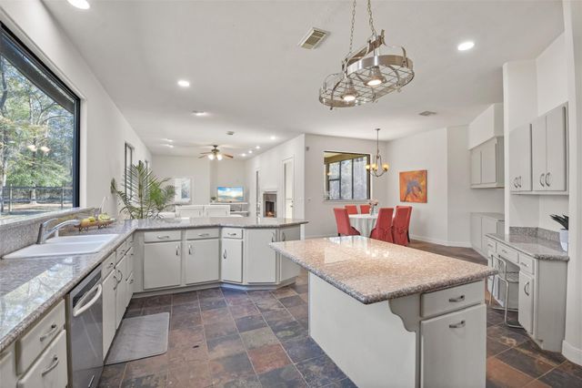5 Oak Crest Circle, Magnolia, TX 77354