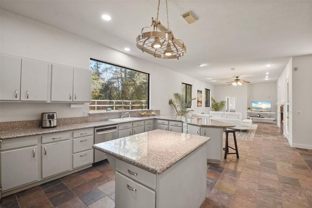 5 Oak Crest Circle, Magnolia, TX 77354