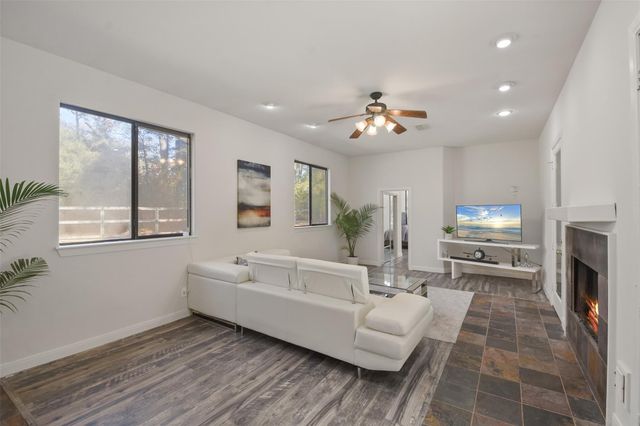 5 Oak Crest Circle, Magnolia, TX 77354
