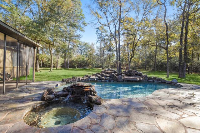 5 Oak Crest Circle, Magnolia, TX 77354