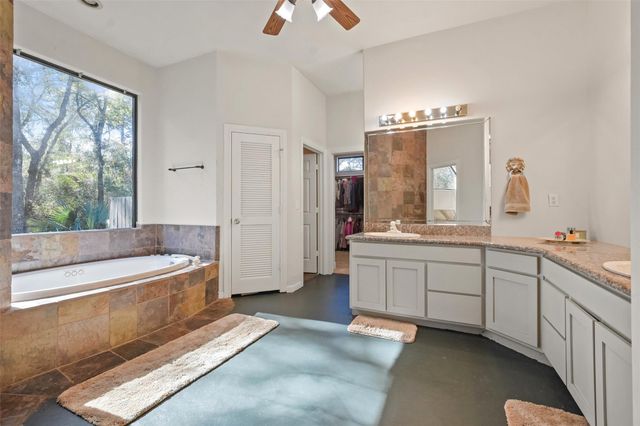 5 Oak Crest Circle, Magnolia, TX 77354