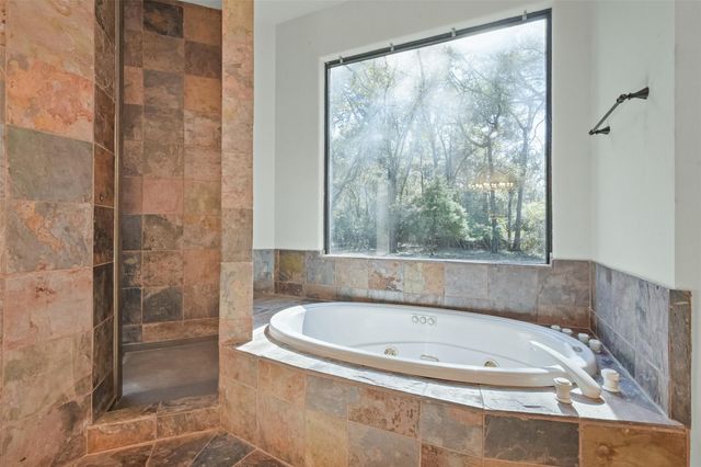 5 Oak Crest Circle, Magnolia, TX 77354