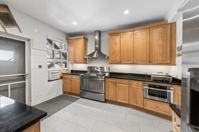 3240 N Lake Shore Drive 10D, Chicago, IL 60657