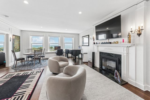3240 N Lake Shore Drive 10D, Chicago, IL 60657