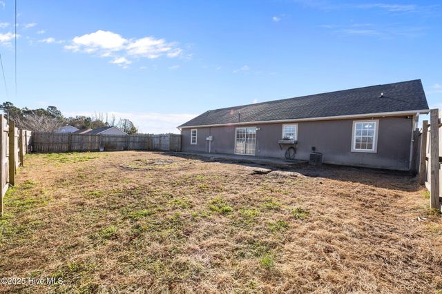 100 Foxtrail Drive, Hubert, NC 28539