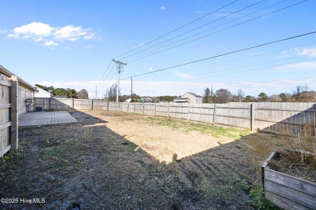 100 Foxtrail Drive, Hubert, NC 28539