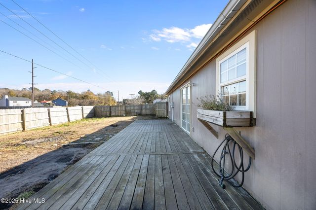 100 Foxtrail Drive, Hubert, NC 28539