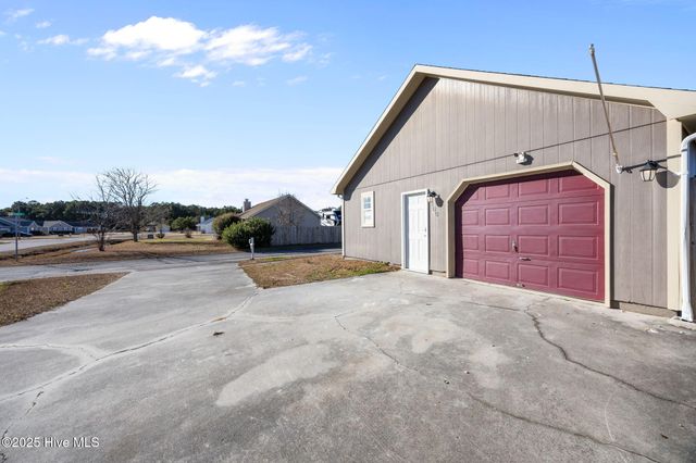 100 Foxtrail Drive, Hubert, NC 28539