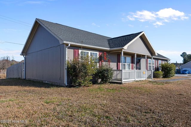 100 Foxtrail Drive, Hubert, NC 28539