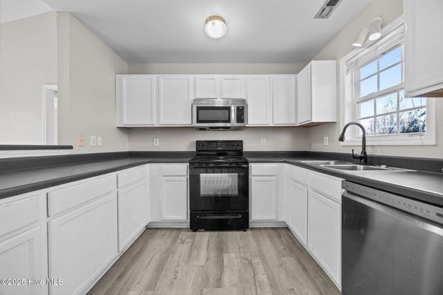 100 Foxtrail Drive, Hubert, NC 28539