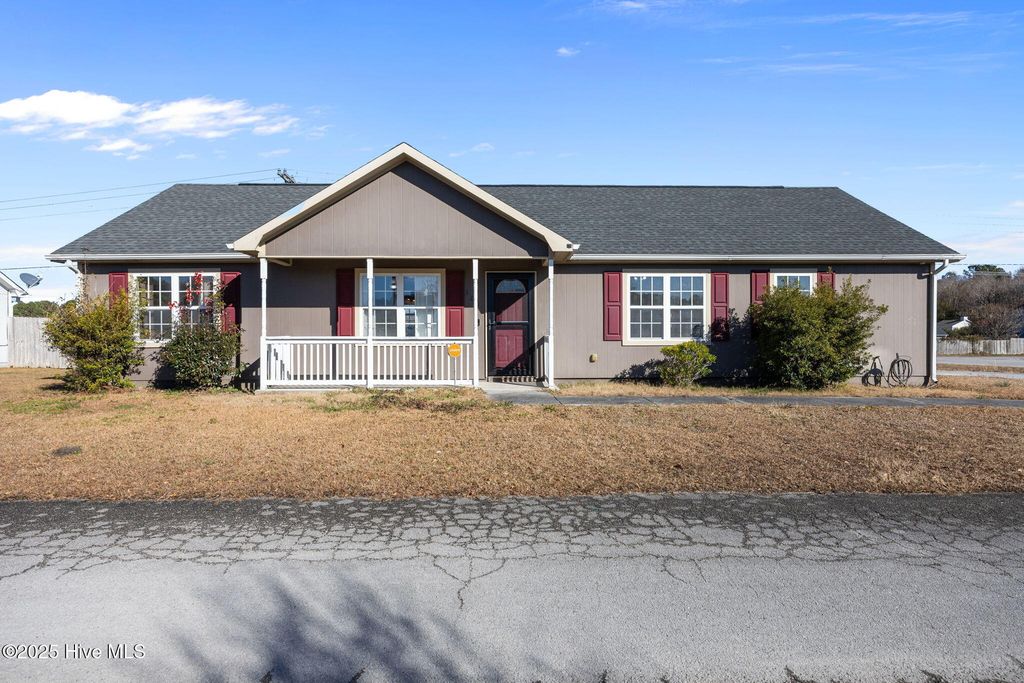 100 Foxtrail Drive, Hubert, NC 28539