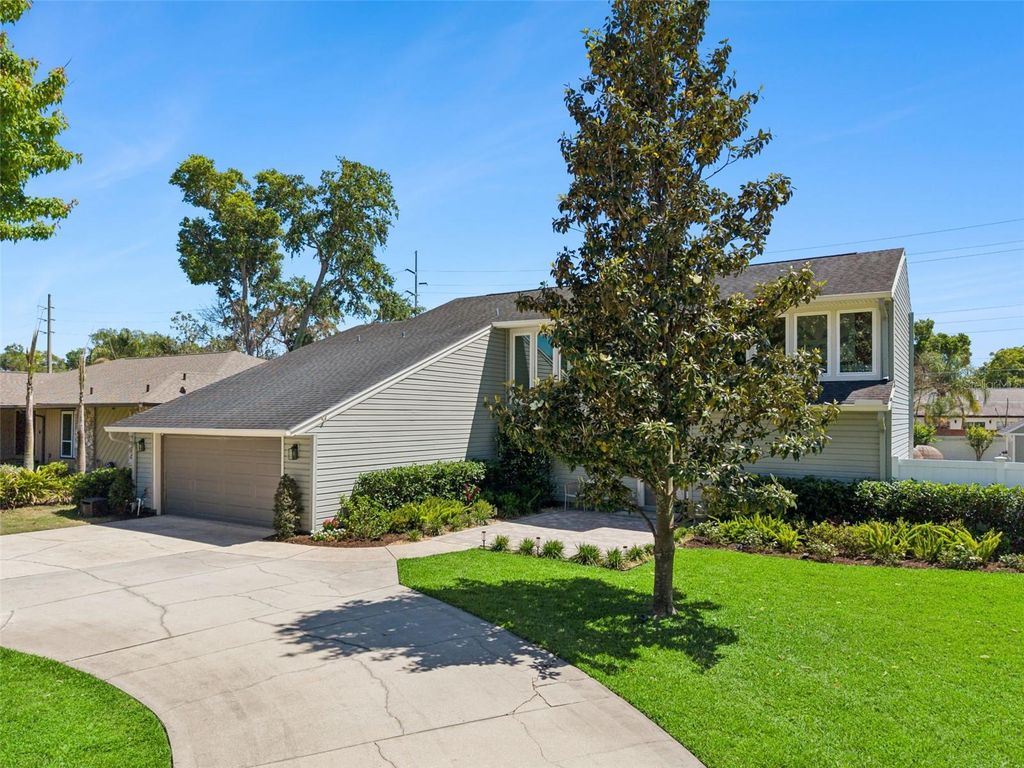 Image 2 of property listing at 4202 WOODLYNNE LANE, Orlando, FL 32812