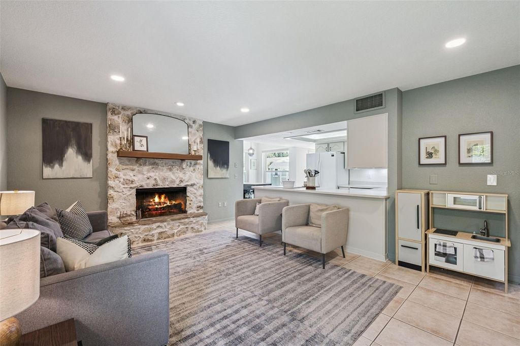 Image 14 of property listing at 4202 WOODLYNNE LANE, Orlando, FL 32812