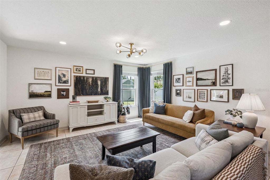 Image 7 of property listing at 4202 WOODLYNNE LANE, Orlando, FL 32812