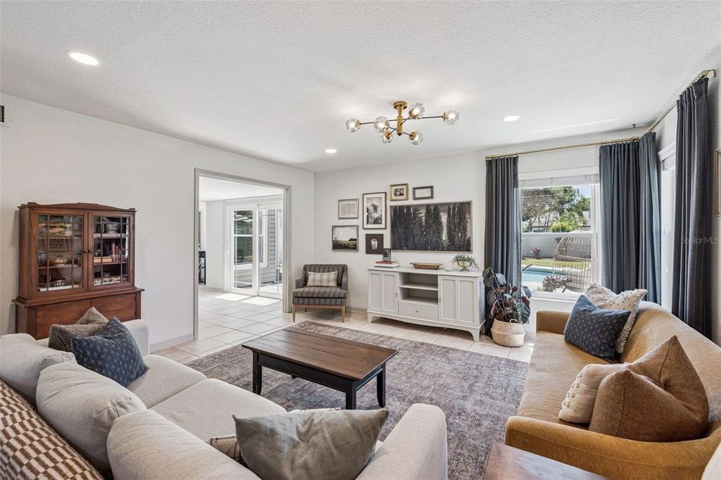 Image 8 of property listing at 4202 WOODLYNNE LANE, Orlando, FL 32812