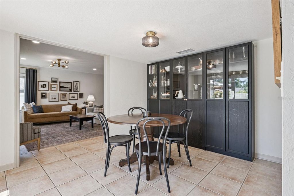 Image 10 of property listing at 4202 WOODLYNNE LANE, Orlando, FL 32812