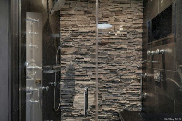 10 Hewitt Drive, Northport, NY 11768