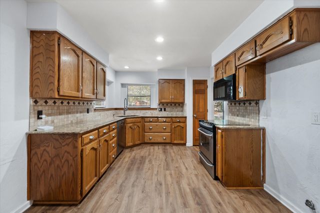 2206 Sand Creek Court, Arlington, TX 76006
