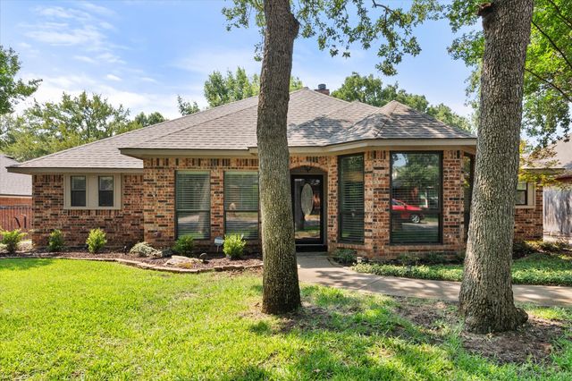 2206 Sand Creek Court, Arlington, TX 76006