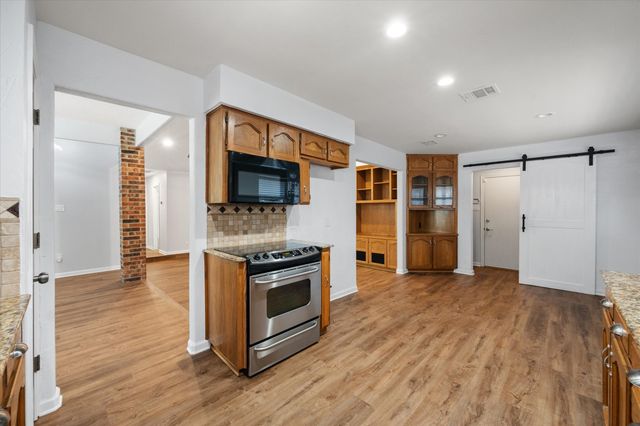 2206 Sand Creek Court, Arlington, TX 76006