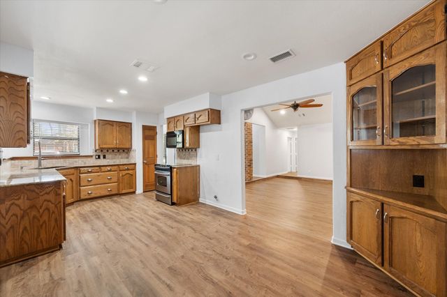 2206 Sand Creek Court, Arlington, TX 76006