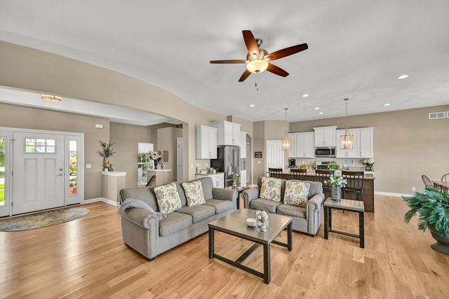 2946 Makou TRAIL, Waukesha, WI 53189