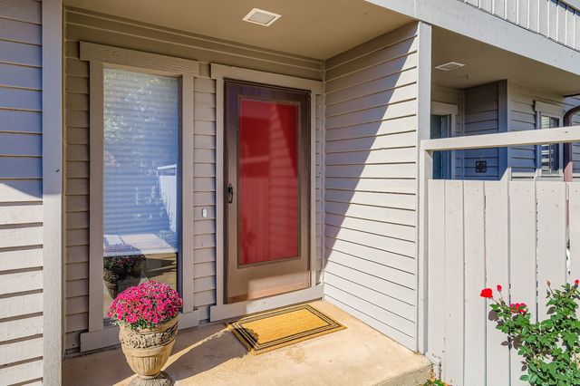 668 Shoreline Road, Lake Barrington, IL 60010