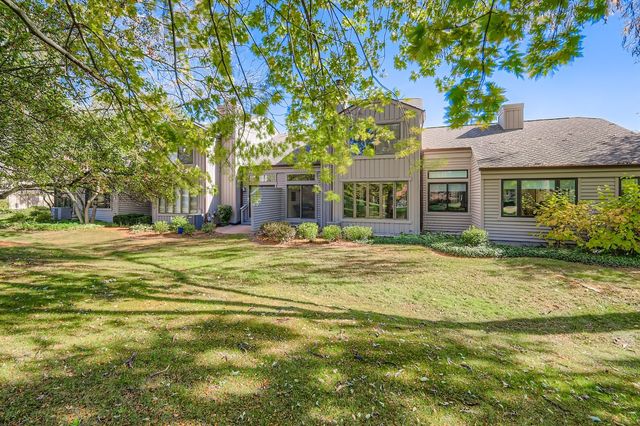 668 Shoreline Road, Lake Barrington, IL 60010