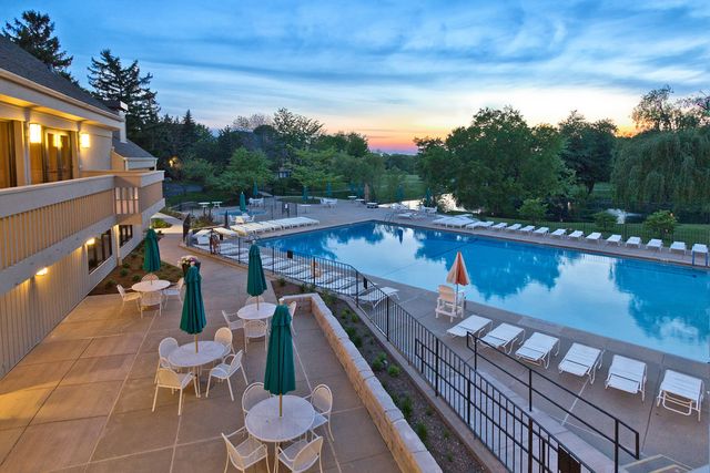 668 Shoreline Road, Lake Barrington, IL 60010